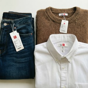 Плосък поднос с дрехи от Uniqlo и етикети. — Galaxy Watch Тапет