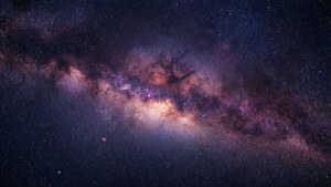 Ярка мъглявина в дълбокия космос със звезди и космически прах.