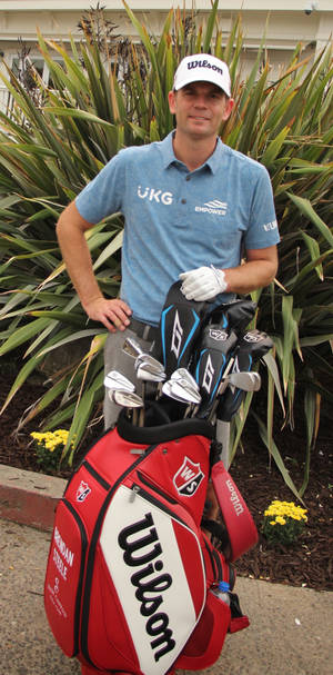 Брендан Стил с чанта за голф — 18:9 Тапет