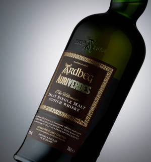 Бутилка за уиски Ardbeg Auriverdes — Honor Magic V Flip 2 Тапет