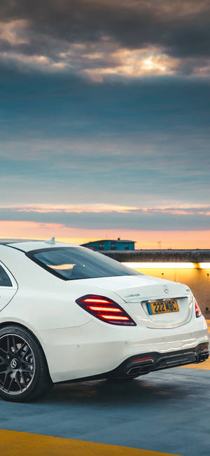 Бял Mercedes Benz зад IPhone — iPhone 11 Pro Max Тапет