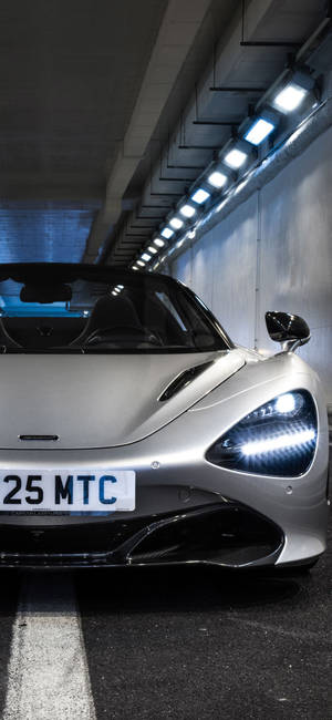 Бяла кола McLaren 720S в тунел за телефон — Коли Тапет