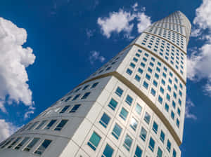 Драматичен изглед на небостъргача Turning Torso, най-високата сграда в Швеция