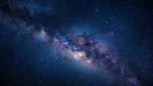Зашеметяваща тъмносиня галактика със звезди и мъглявина в дълбокия космос. — Тъмносиня естетика Тапет