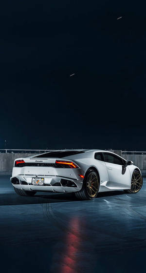 Ексклузивно Lamborghini, паркиран на покрив паркинг - Идеален тапет за iPhone — Готини коли GIF Тапет