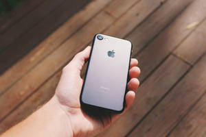 човек държащ черен iPhone 7