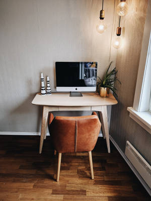 Елегантен Mac setup с топли светлини — Естетичен мак Тапет