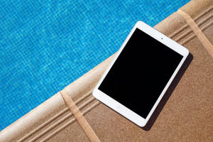 iPad Mini близ басейн — iPad Mini Тапет