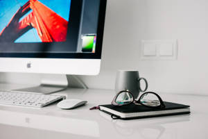 Елегантна работна станция Mac на чисто дървено бюро — Естетичен макбук Тапет