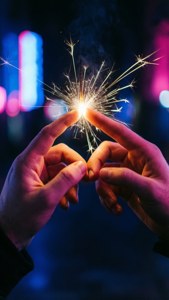 Ръце почти се допират с искра, неонова естетика на любов — iPhone 8 Plus Тапет