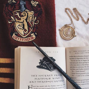 Естетика с отворена книга на Хари Потър и роба на Грифиндор — Хари потър естетика Тапет