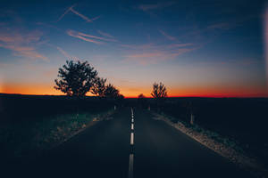 Естетично небе над празен път с дървета — Естетично небе Тапет