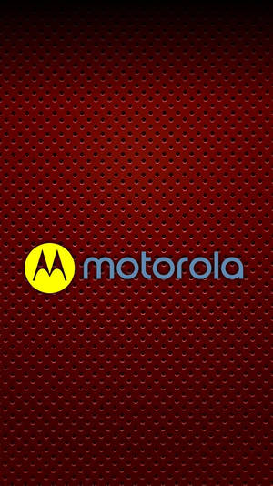 Жълта Motorola на тъмночервен фон