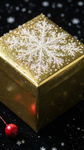 Блестящ златен подарък със снежинки на черна повърхност с горски плод. — iPhone 7 Тапет