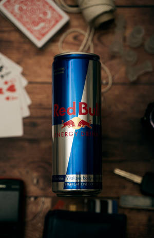 Тапет с консерва на Red Bull с карти на маса — Honor MagicPad4 Тапет