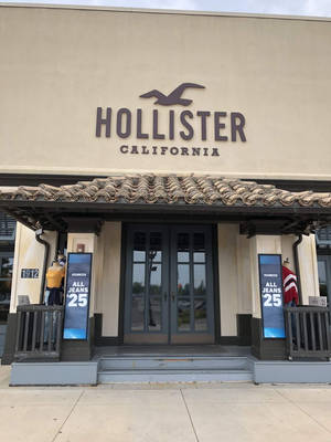 Тапет с логотип на фасада на магазин Hollister — 3:4 Тапет