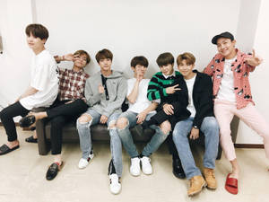 Мили BTS позират зад сцена