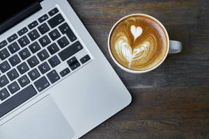 Минималистично работно пространство с Mac и нотка природа — Естетичен макбук Тапет