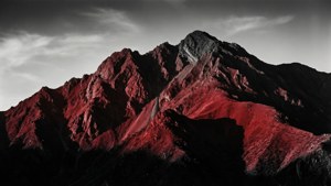 Черно-бяла художествена снимка на червена гора, подчеркваща текстура