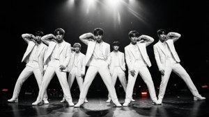 Драматично черно-бяло изображение на Kpop момчешка група в бели костюми. — Kpop GIF Тапет
