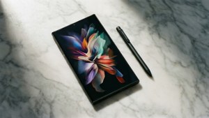 Изглед отгоре на S24 Ultra със S Pen на мрамор