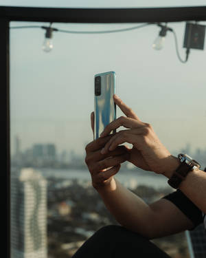 Мъж със смартфон Xiaomi