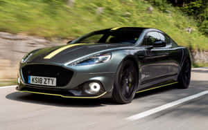 Надпис: Aston Martin Rapide S – Слиание на мощ и лукс — Steam Deck OLED Тапет