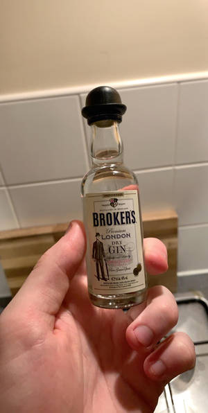 Надпис: Миниатюрно шише на Brokers Gin — 18:9 Тапет