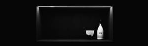 AMOLED тапет на черен рафт с бяла бутилка и стъкло.