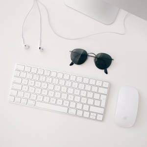 Минималистичные обои белой установки Apple MAC, состоящей из iMAC, беспроводной клавиатуры, магической мыши и наушников. — Чист Тапет