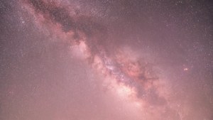 Мечтателна светлорозова звездна нощ с блестящи розови звезди. — Светло розова естетика Тапет