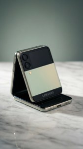 Стилна продуктова снимка на Z Flip 5 върху мрамор, подчертаваща компактния му дизайн.