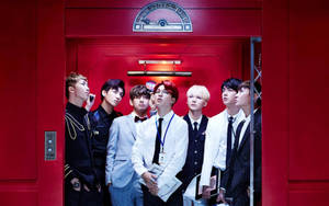 Сладка група BTS в червен асансьор — BTS Тапет