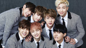 Сладки BTS в училищни униформи