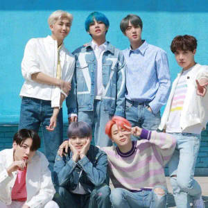 Сладки пози на BTS заедно на син фон — Bts десктоп Тапет