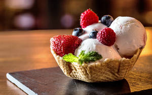 Сладолед и горски плодове на вафла тапет — 16:10 Тапет