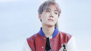 Сладък BTS J-Hope с червено-бяло яке