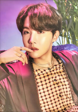 Сладък BTS J-Hope в кафяв топ
