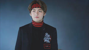 Сладък BTS V в червено и черно
