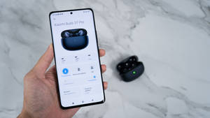 Слушалки Xiaomi и смартфон