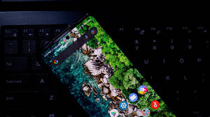 Смартфон Xiaomi на клавиатура