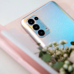 Сребрист Oppo Reno 5 смартфон — Oppo Тапет