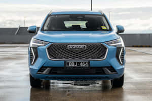 Стилен и съвременен Haval SUV, каращ през обширен пейзаж — MacBook Pro Тапет