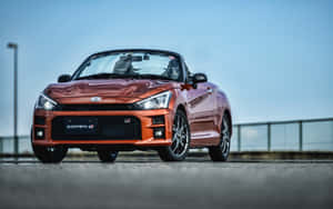 Стилна кола Daihatsu, коята се движи по отворен път — 2880x1800 Тапет