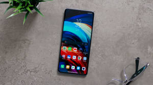 Телефон Xiaomi на бетонен под