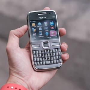 Телефон с клавиатура Nokia E72 — Nokia Тапет
