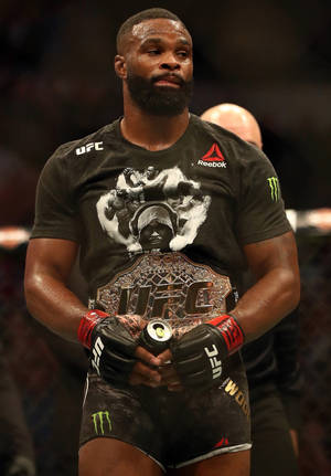 Тапет с Тирон Удли с пояс UFC. — OnePlus Pad 3 Тапет