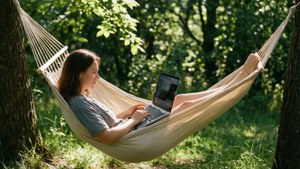MacBook Air в хамак за спокойно отдих на открито.