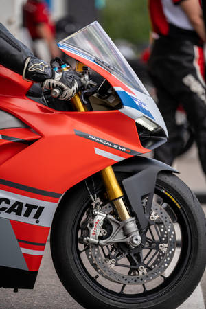 Червено Ducati Panigale V4S — Червена естетика GIF Тапет