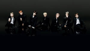 Лаптоп Членове на BTS в черно на черен под — Bts лаптоп Тапет